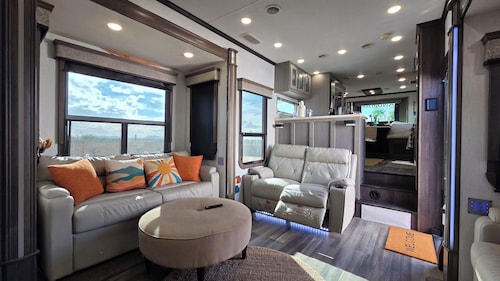 Luxury Glamping Oasis: Farm Animals, Free Eggs & Mountain Views