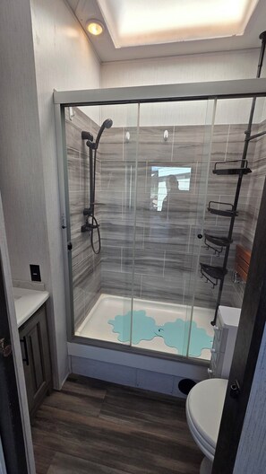 Douche, séchoir à cheveux, serviettes fournies, savon