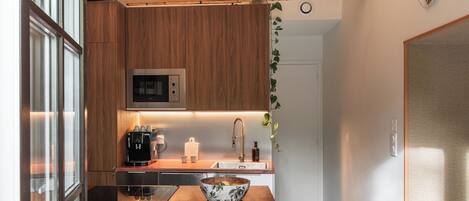 Kühlschrank, Mikrowelle, Ofen, Herdplatte