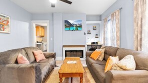 Smart TV, fireplace - Cozy 3 BR Rear Home with Fireplace & Parking 1 mile from Niagara Falls USA (Niagara Falls)