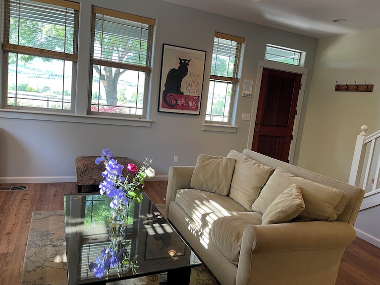 Comfort And Calm In Ashland - Ashland, OR