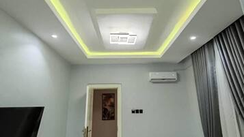 Royal-Apartment, Gartenblick | Schreibtisch, laptopgeeigneter Arbeitsplatz, Verdunkelungsvorhänge