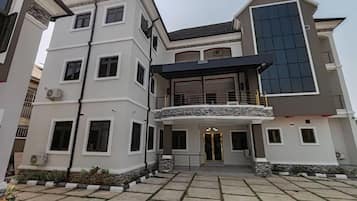 Apartemen Royal, pemandangan kebun | Meja kerja, ruang kerja ramah laptop, dan tirai kedap cahaya