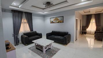 Großer Kühlschrank, Mikrowelle