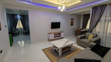 Presidential Apartment, Garden View | Meja, ruang kerja komputer riba, langsir/tirai gelap terus, kalis bunyi