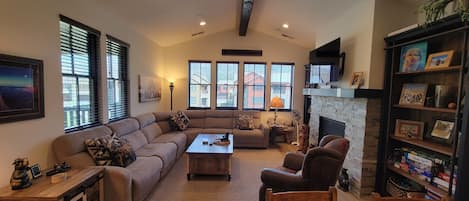 TV, fireplace