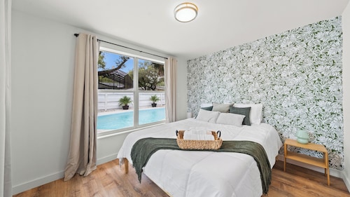 Heated Pool 5BR Family Oasis with BBQ, Sleeps 10