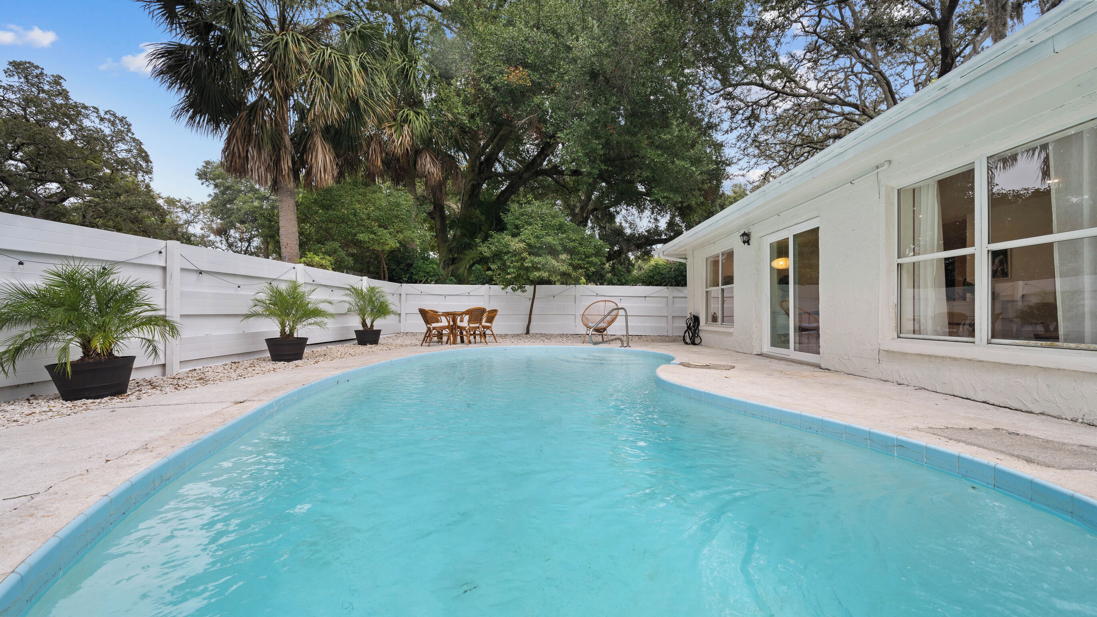 Een buitenzwembad en een verwarmd zwembad