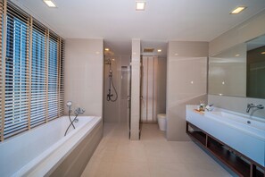Shower - Fabulous 5-bedroom villa in laguna perfect for families (Tambon Choeng Thale)