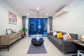 Living area - Fabulous 5-bedroom villa in laguna perfect for families (Tambon Choeng Thale)