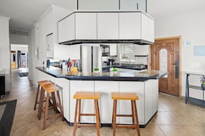 Wasserkocher mit Kaffee-/Teezubehör, Kühlschrank, Mikrowelle, Ofen