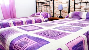 Comfort chalet, terras, uitzicht op zwembad | Een strijkplank/strijkijzer, gratis wifi, beddengoed