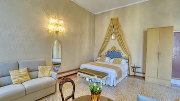 Cubrecamas, minibar y caja de seguridad en la habitación