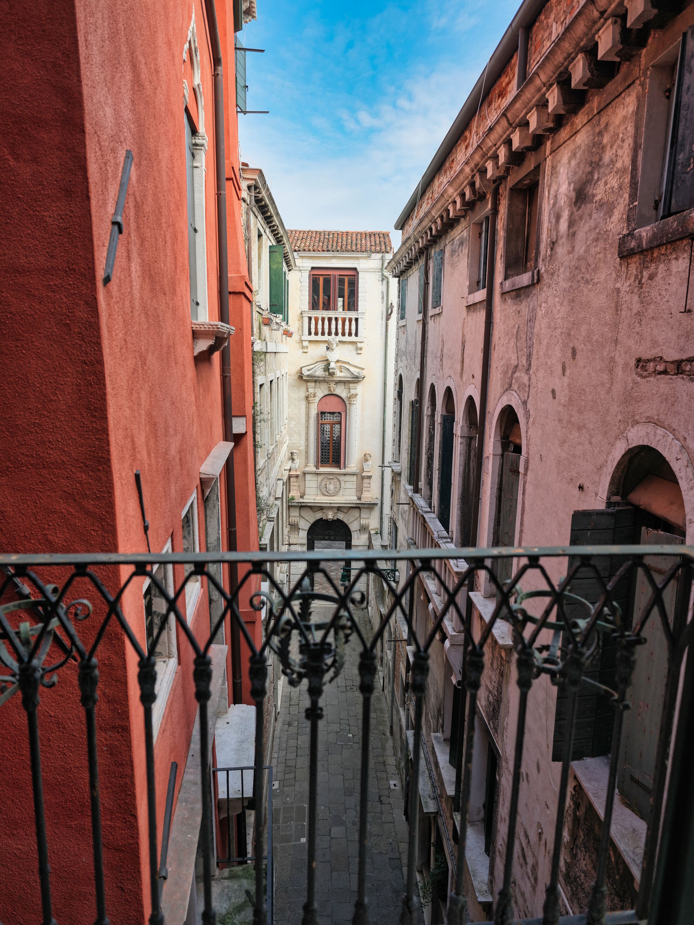Cubrecamas, minibar y caja de seguridad en la habitación 