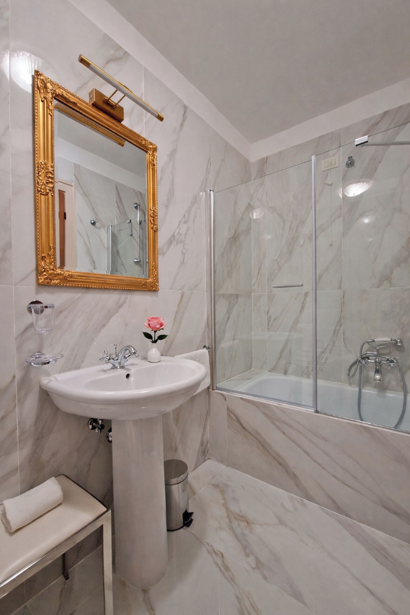 Ensemble douche/baignoire, articles de toilette gratuits, sèche-cheveux