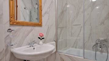 Ensemble douche/baignoire, articles de toilette gratuits, sĂšche-cheveux