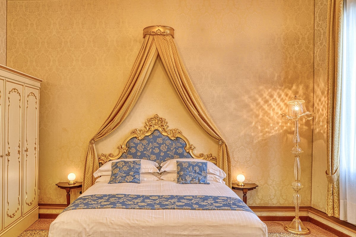 Junior Studio Suite, 1 King Bed with Sofa bed, Private Bathroom, City View | Down comforters, minibar, in-room safe, blackout drapes