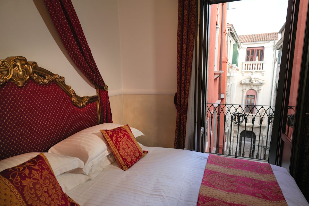 Comfort Double Room, 1 Double Bed | Down comforters, minibar, in-room safe, blackout drapes