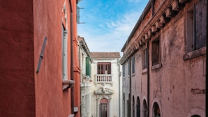 A narrow alleyway between buildings with a balcony and a view of a building with a balcony. - PALAZZO MALIPIERO TREVISAN - LE TRE DIMORE D'EPOCA (Venice)