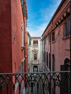 スーペリア ダブルルーム キングベッド 1 台 | 羽毛の掛け布団、ミニバー、セーフティボックス (室内)、遮光カーテン