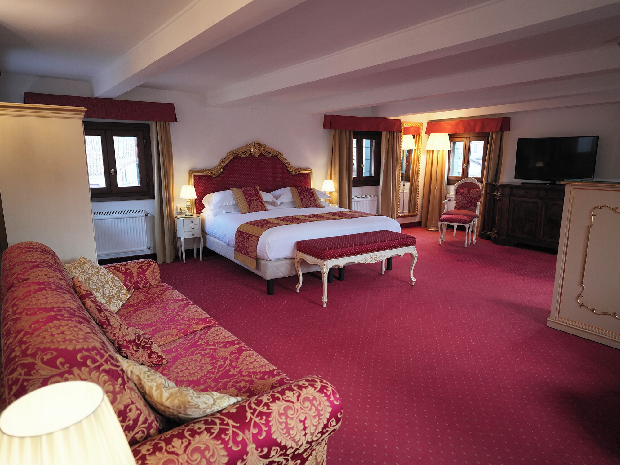 Panoramic Studio Suite, 1 Queen Bed with Sofa bed, City View | Down comforters, minibar, in-room safe, blackout drapes