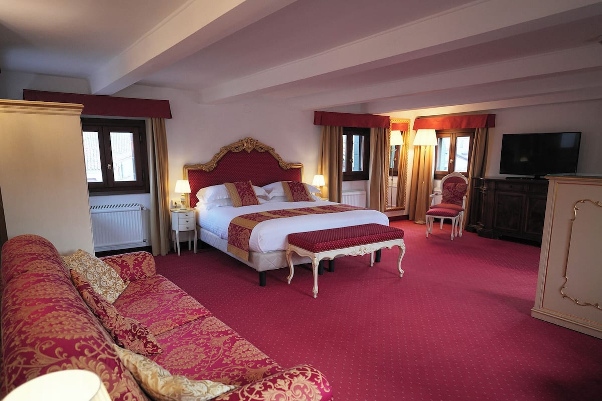 Panoramic Studio Suite, 1 Queen Bed with Sofa bed, City View | Down comforters, minibar, in-room safe, blackout drapes