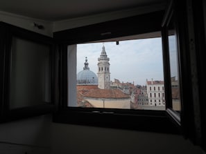 Panoraamastudiosviitti, 1 keskisuuri parisänky ja vuodesohva, kaupunkinäköala | Untuvapeitot, minibaari, tallelokero huoneessa, pimennysverhot