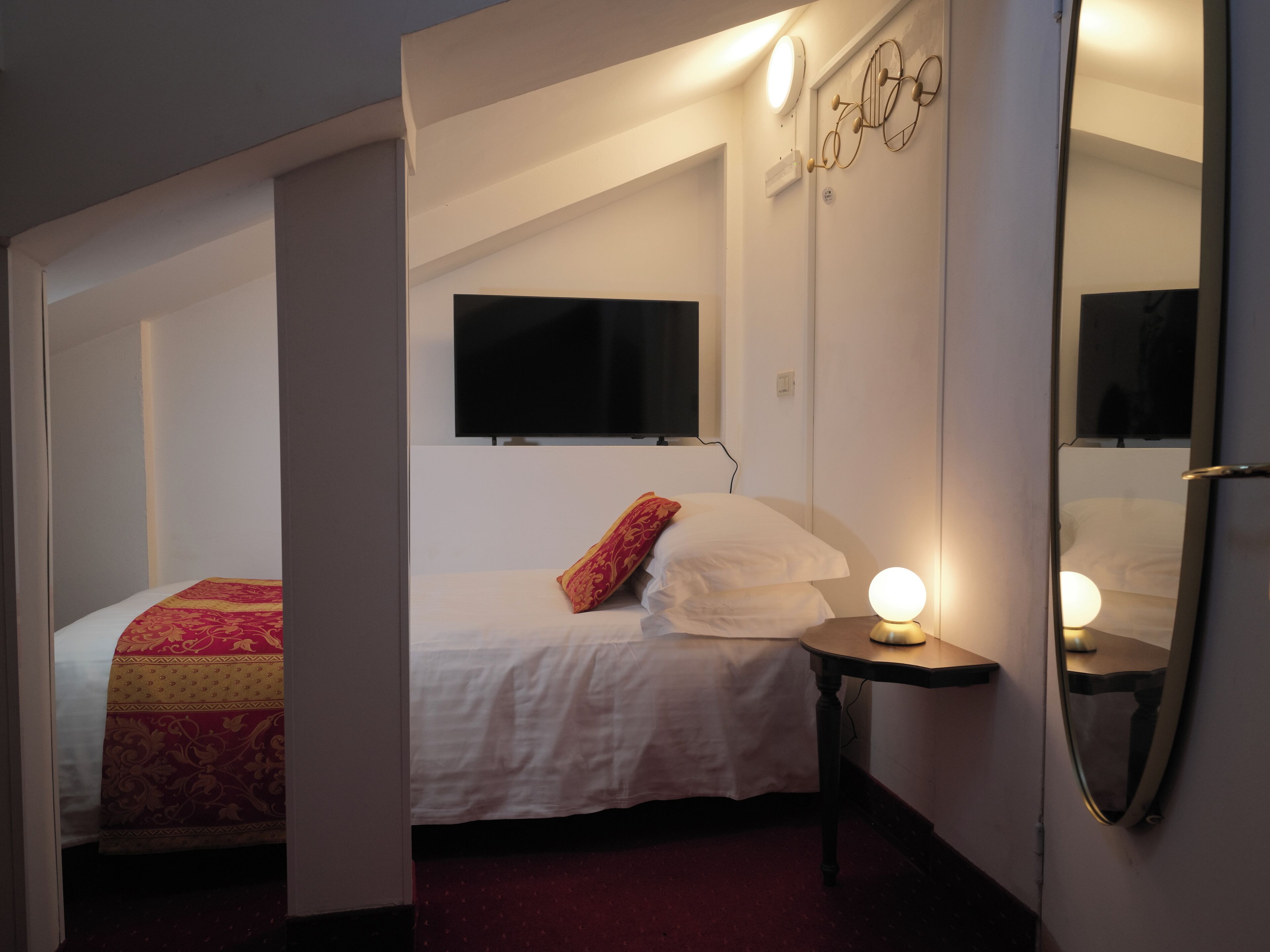 ベーシック ツインルーム | 羽毛の掛け布団、ミニバー、セーフティボックス (室内)、遮光カーテン