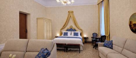 Luksus-firemannsrom, 1 queensize-seng med sovesofa, privat bad, byutsikt | Safe på rommet, skrivebord og skrivebord for bærbar PC