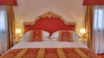 Panoraamastudiosviitti, 1 suuri parisänky ja vuodesohva, kaupunkinäköala | Untuvapeitot, minibaari, tallelokero huoneessa, pimennysverhot