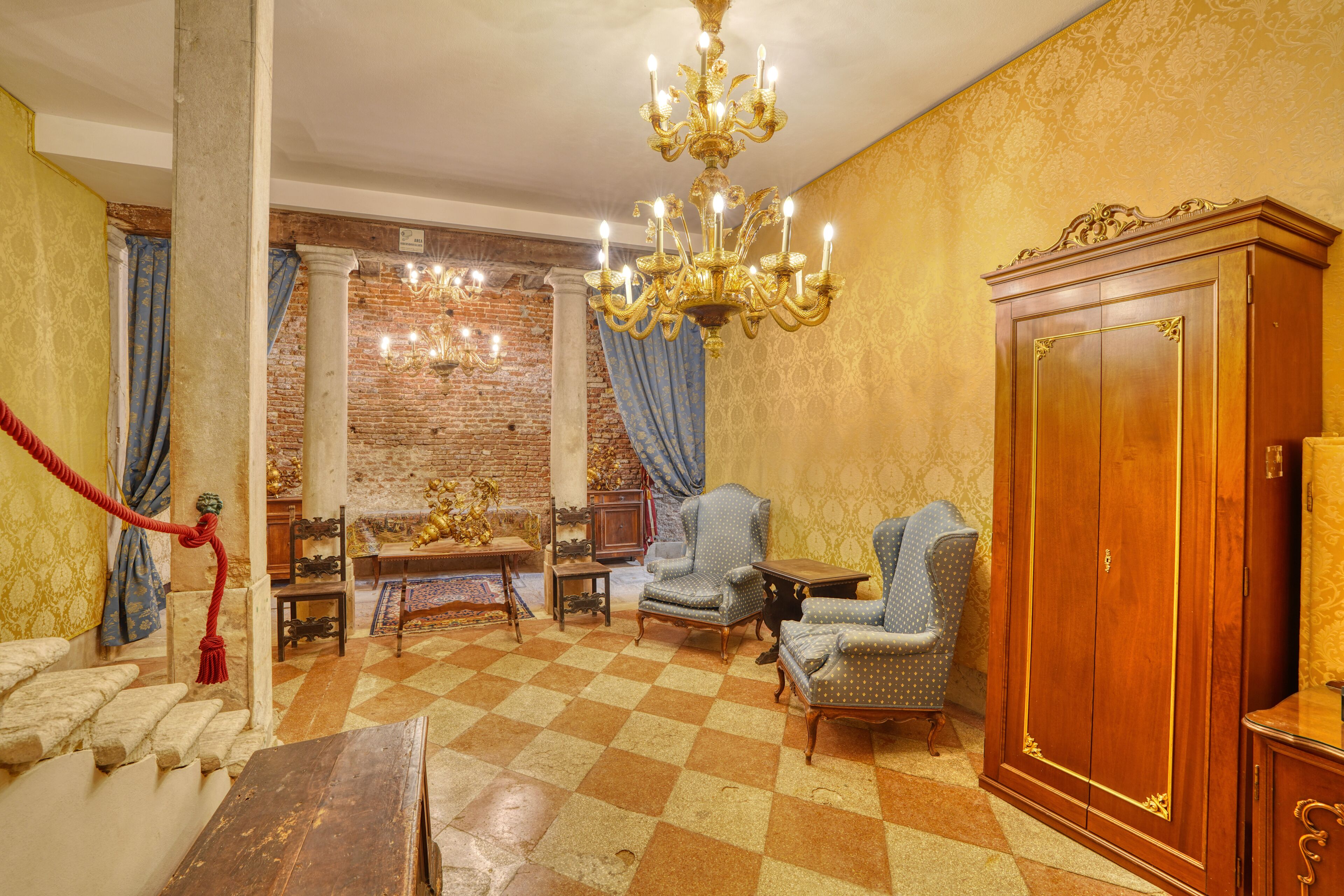 Edredons de pluma, frigobar, cofres nos quartos, cortinas blackout