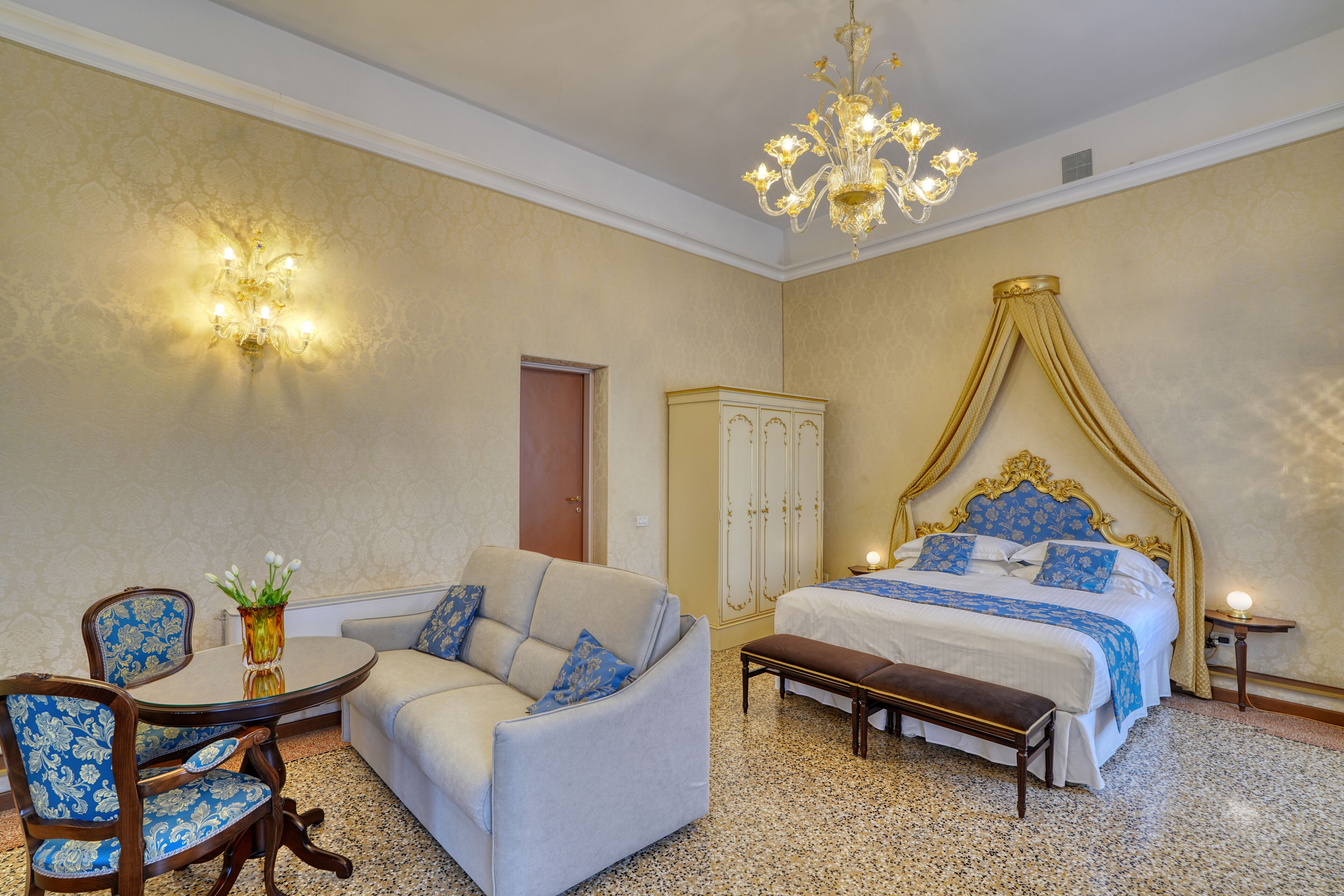 Junior Studio Suite, 1 Queen Bed with Sofa bed, Private Bathroom, City View | Down comforters, minibar, in-room safe, blackout drapes