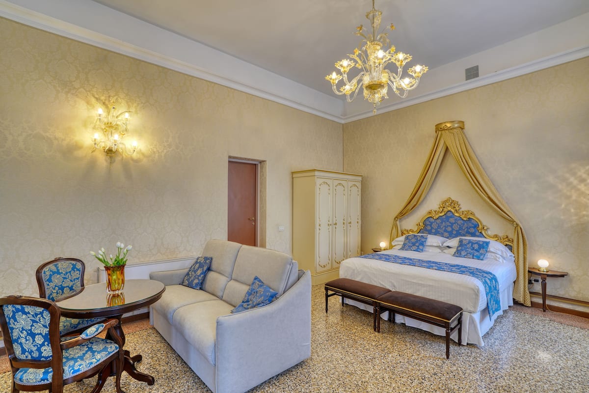 Junior Studio Suite, 1 Queen Bed with Sofa bed, Private Bathroom, City View | Down comforters, minibar, in-room safe, blackout drapes