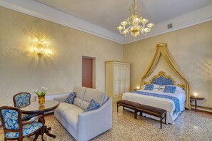 Studiosvit Junior - 1 queensize-säng med bäddsoffa - privat badrum - utsikt mot staden | Duntäcken, minibar och värdeförvaringsskåp på rummet