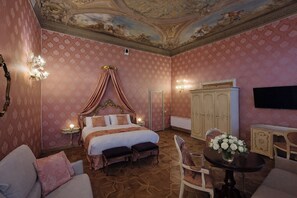 Luxury-Vierbettzimmer, 1 Queen-Bett und Schlafsofa, eigenes Bad, Blick auf den Innenhof