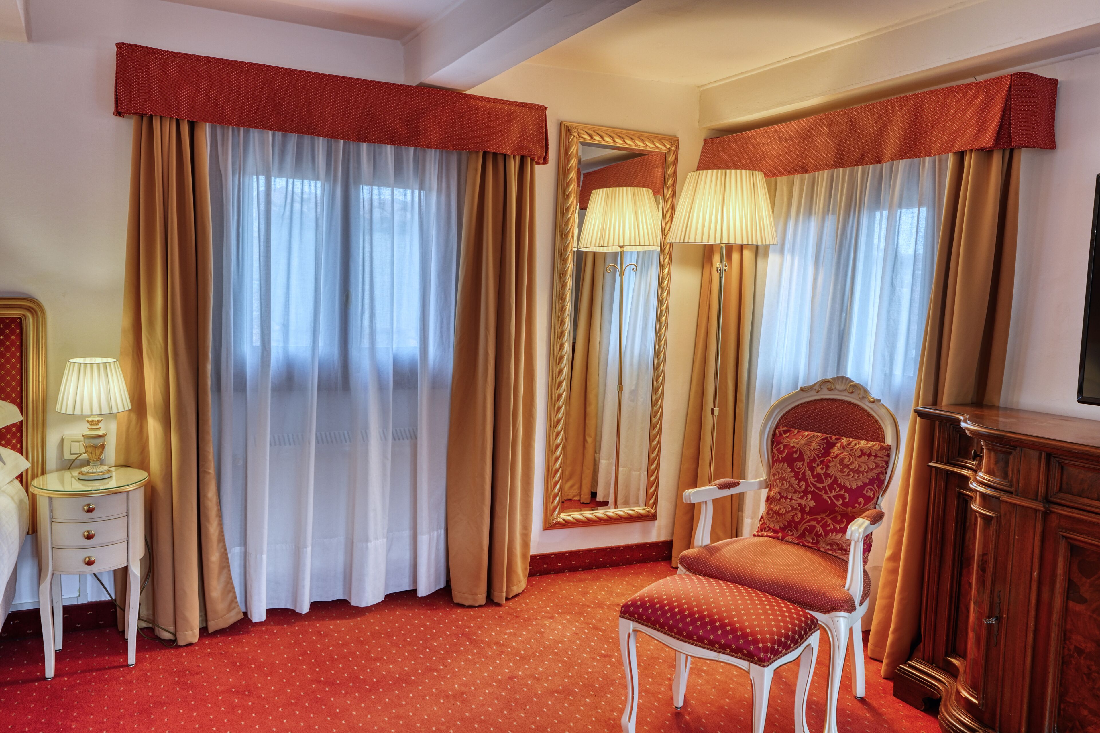 Cubrecamas, minibar y caja de seguridad en la habitación 