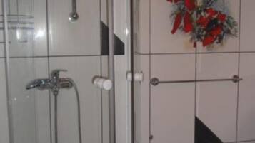 Apartment (One bedroom apartment A1) | Bathroom | Shower, towels
