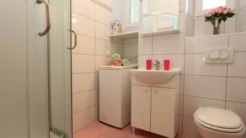Appartamento (Two Bedroom Apartment) | Bagno | Doccia, asciugamani