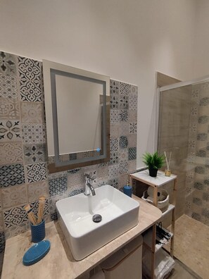 Shower, hair dryer, bidet, towels - D'Anthoine apartment (Palermo)