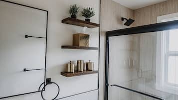 Een haardroger, handdoeken, zeep, shampoo