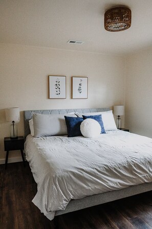 2 habitaciones, escritorio, tabla de planchar con plancha y wifi gratis 