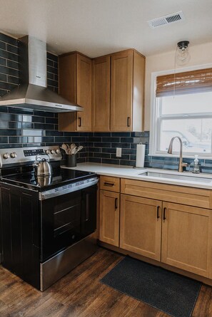 Refrigerador, microondas, horno y parrilla de estufa 