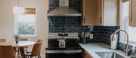 Refrigerador, microondas, horno y parrilla de estufa