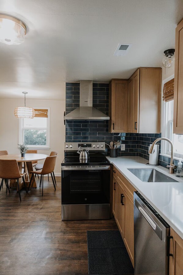 Refrigerador, microondas, horno y parrilla de estufa 