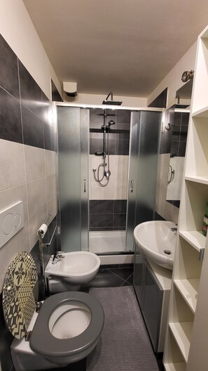Shower, hair dryer, bidet, towels - Casagà - Apartment in a quiet and central area. (Firenze)