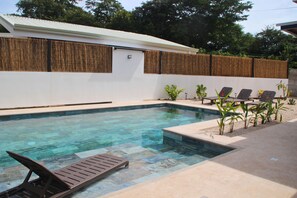Una piscina al aire libre