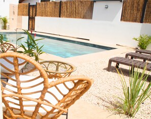 Una piscina al aire libre