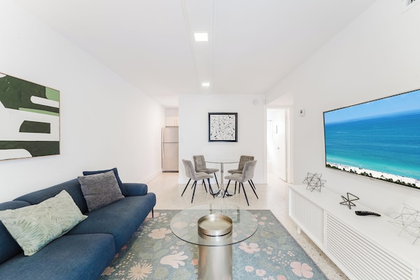 Living area - Heart of City Free Parking Near Nightlife & Eats (Miami)