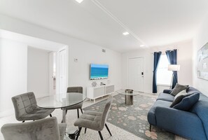 Living area - Heart of City Free Parking Near Nightlife & Eats (Miami)