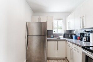 Microwave, oven, stovetop - Heart of City Free Parking Near Nightlife & Eats (Miami)